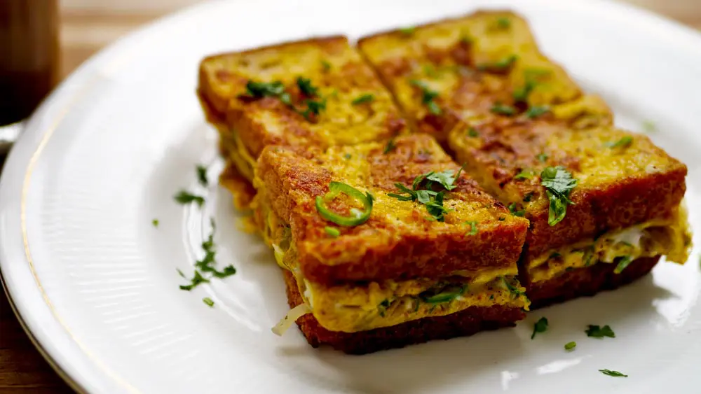 Sri Lankan omelette with 
brown bread
