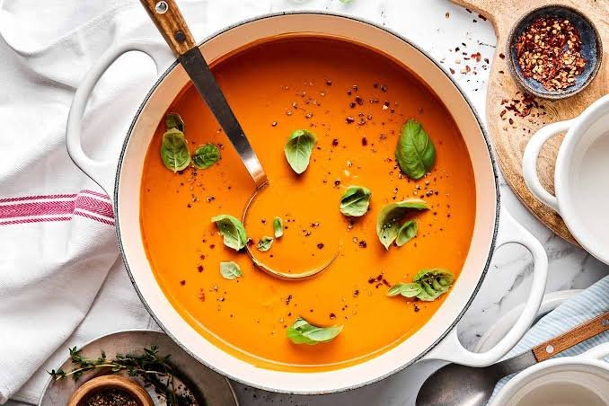 Creamy tomato soup with a 
hint of ginger  (1. pax)