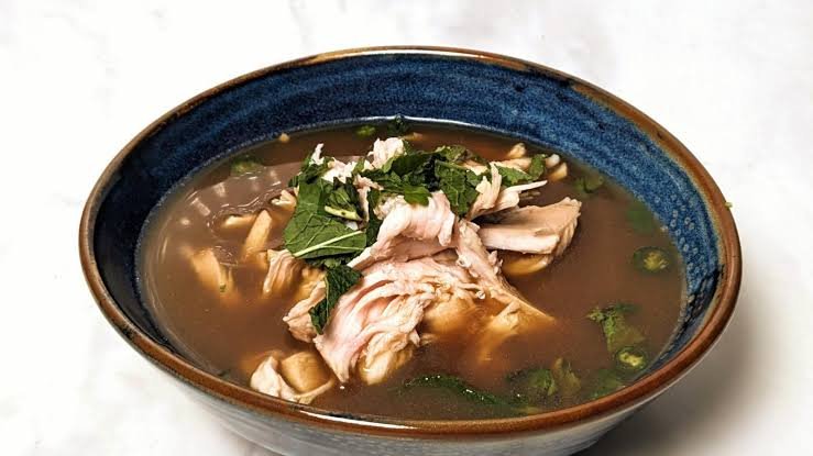 Spicy chicken soup infused 
with fresh lemongrass (1. pax)
