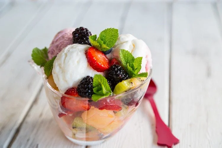 Fresh fruit salad with choice of 
ice cream