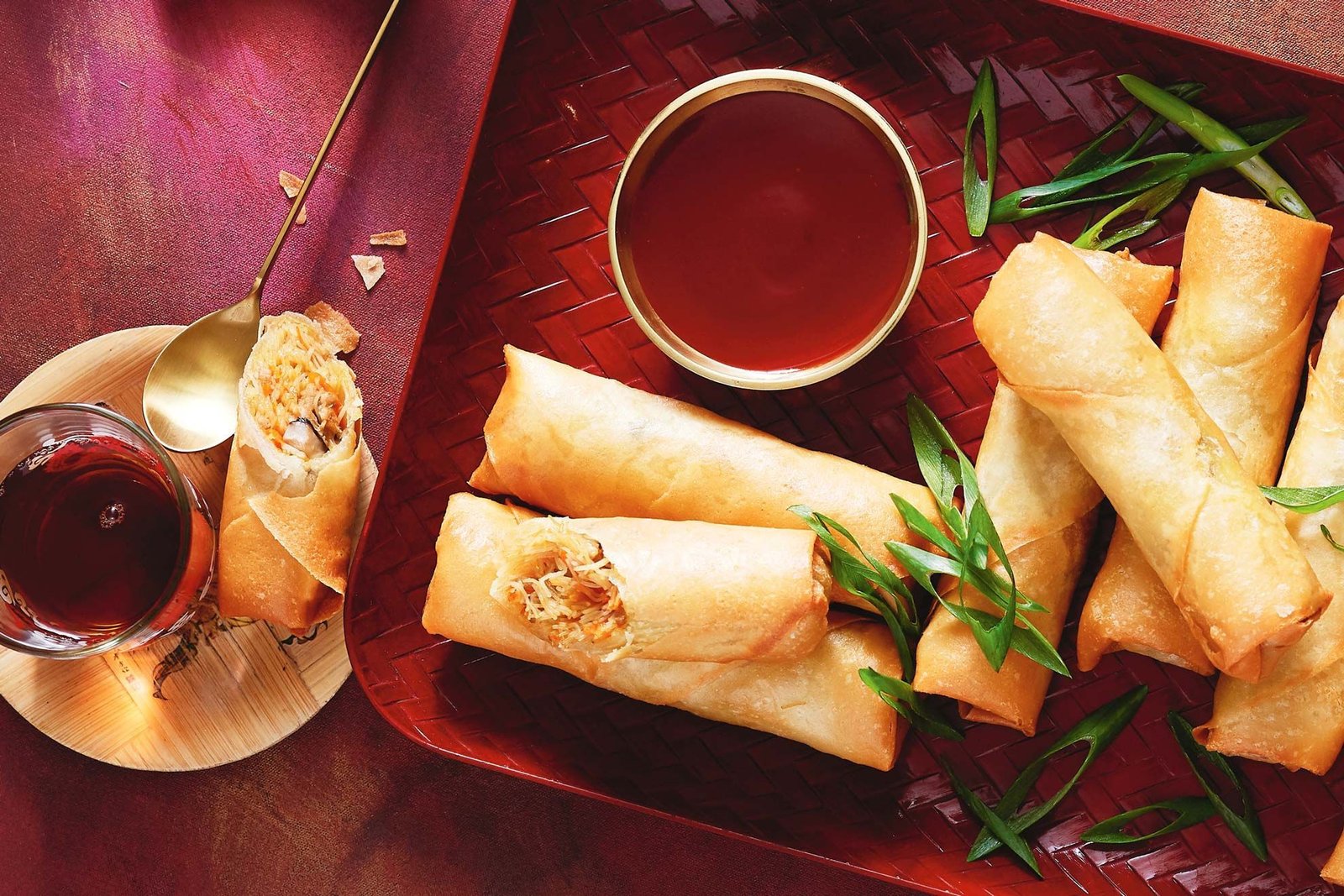 Crispy fried spring rolls with 
pork, nut and vegetables – 3 nos
